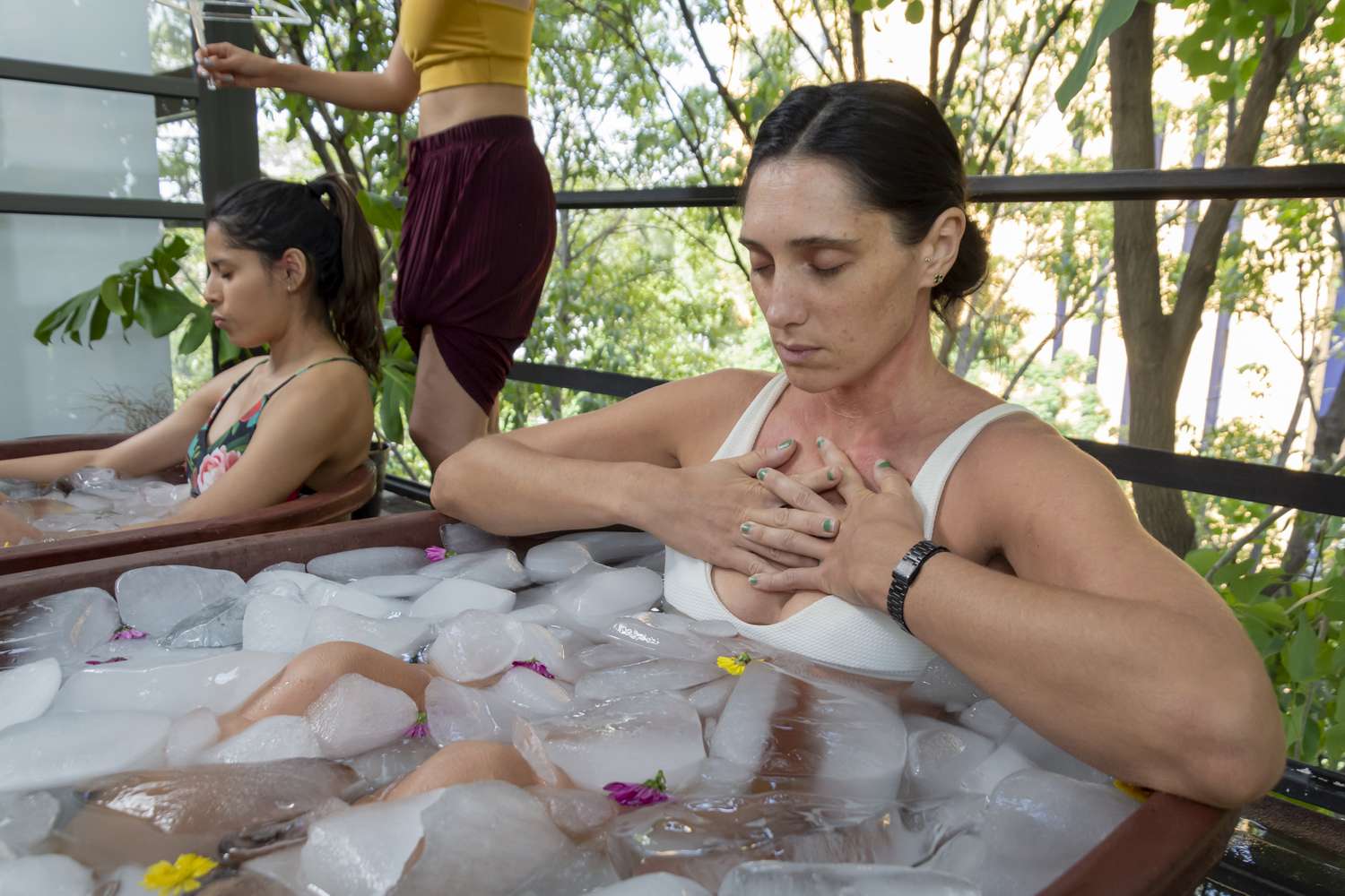 Sự thật việc tắm nước đá giúp phục hồi cơ bắp và giảm cân