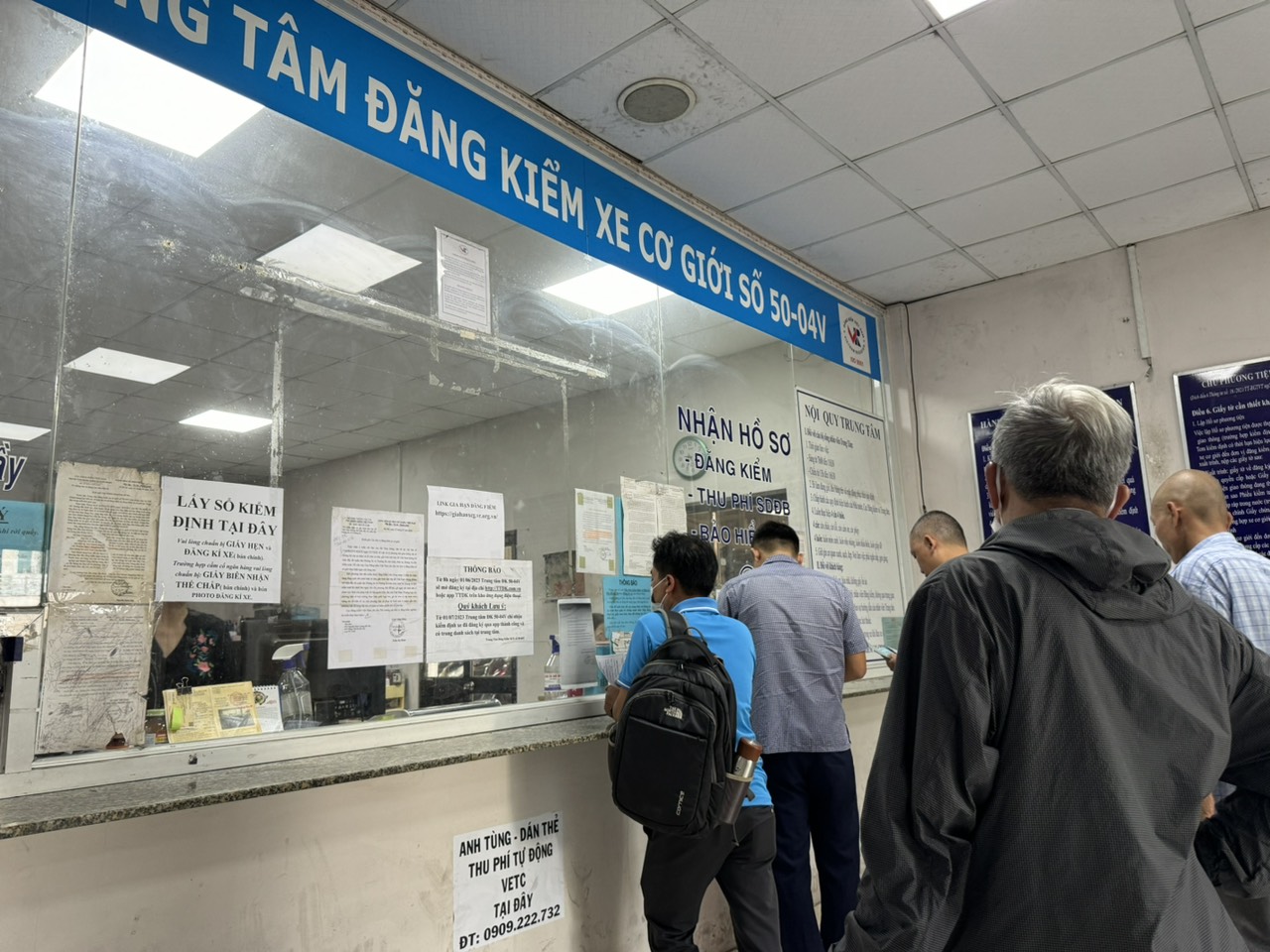 Vì sao các trung tâm đăng kiểm chỉ "thích" nhận tiền mặt? Vì sao các trung tâm đăng kiểm chỉ "thích" nhận tiền mặt?