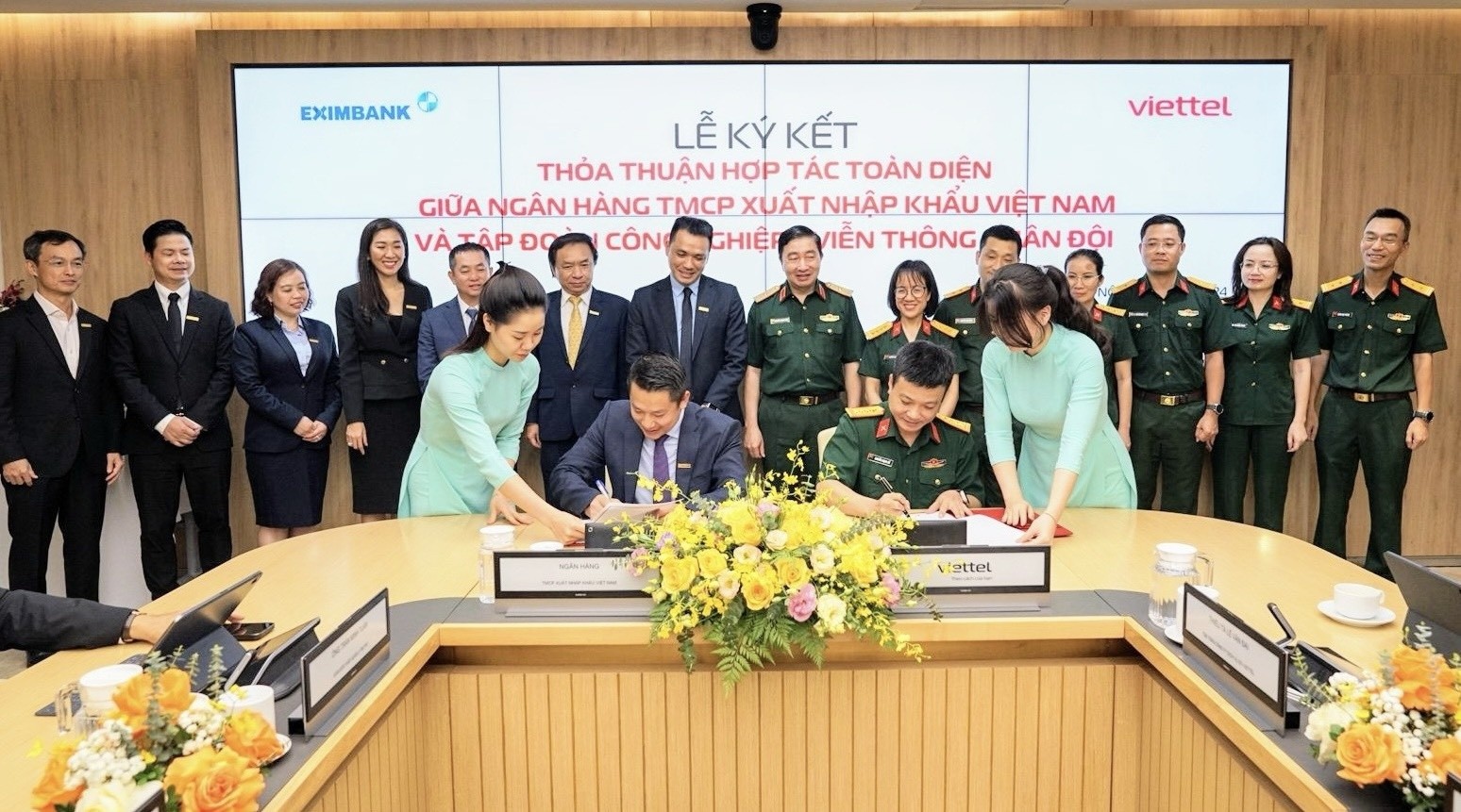 Eximbank và Viettel ký thỏa thuận hợp tác toàn diện Eximbank và Viettel ký thỏa thuận hợp tác toàn diện