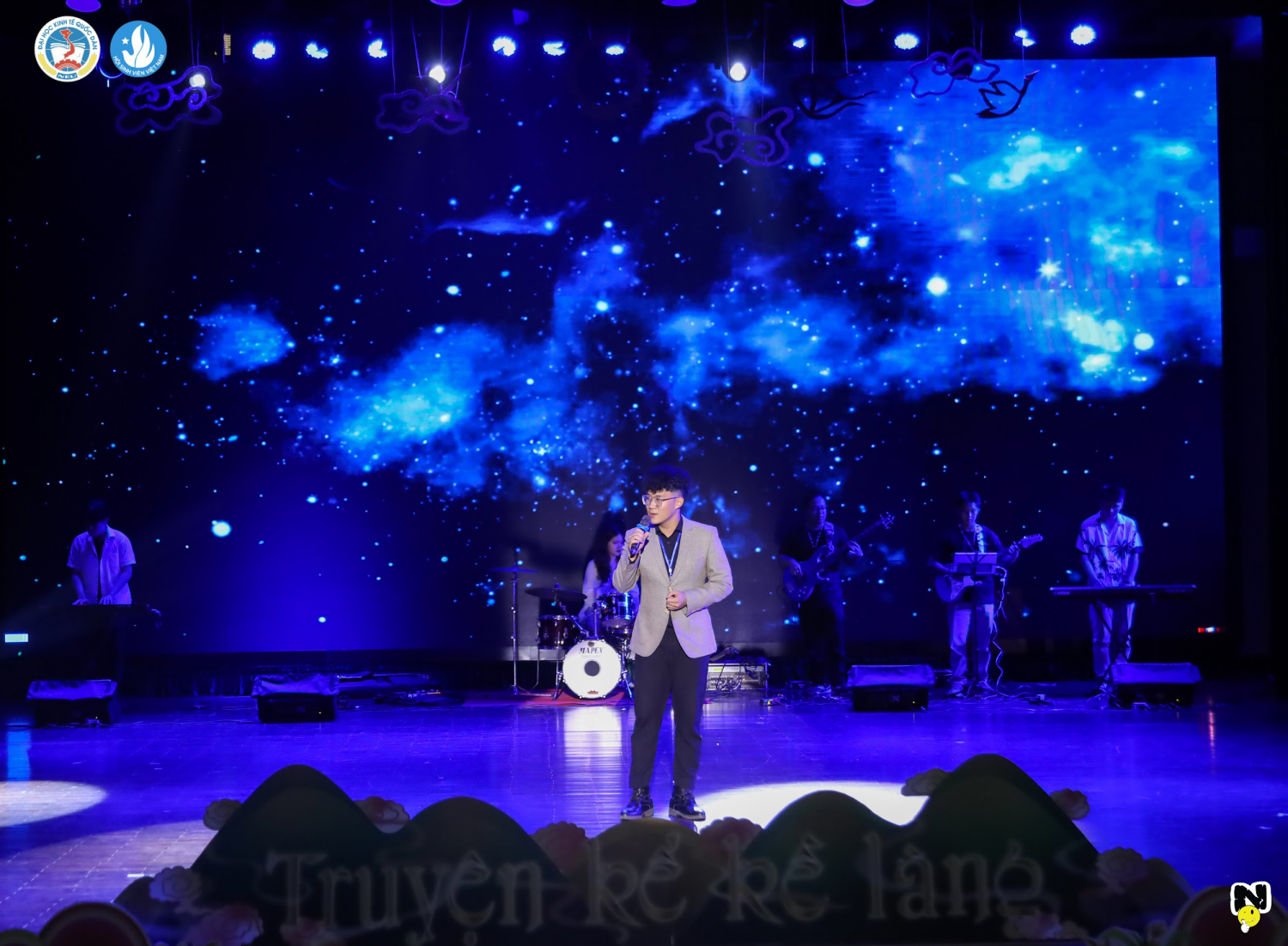 Triển Lãm & Liveshow 2024: "Truyện kể kề làng" và sự trở lại của những dư âm cổ tích tha thiết giữa đời thực Triển Lãm & Liveshow 2024: "Truyện kể kề làng" và sự trở lại của những dư âm cổ tích tha thiết giữa đời thực