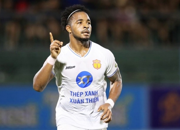 Thắng nghẹt thở, Nam Định tiến gần ngôi vô địch V-League 2023/24