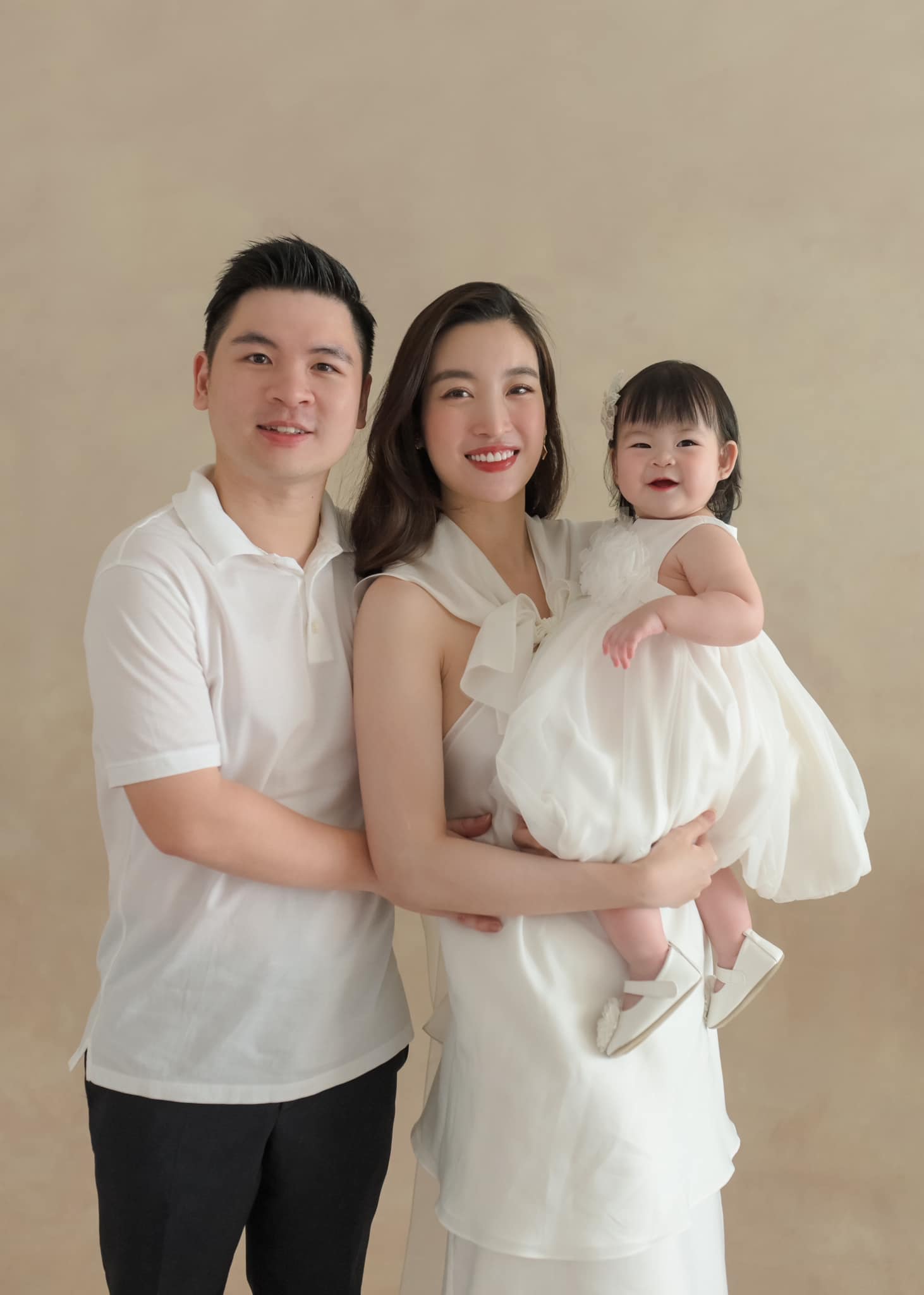 Hoa hậu Đỗ Mỹ Linh lần đầu khoe con gái