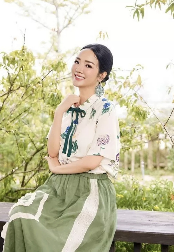 Sao Việt: Phan Minh Huyền đăng ảnh dịu dàng, Á hậu Huyền My mặc gợi cảm Sao Việt: Phan Minh Huyền đăng ảnh dịu dàng, Á hậu Huyền My mặc gợi cảm