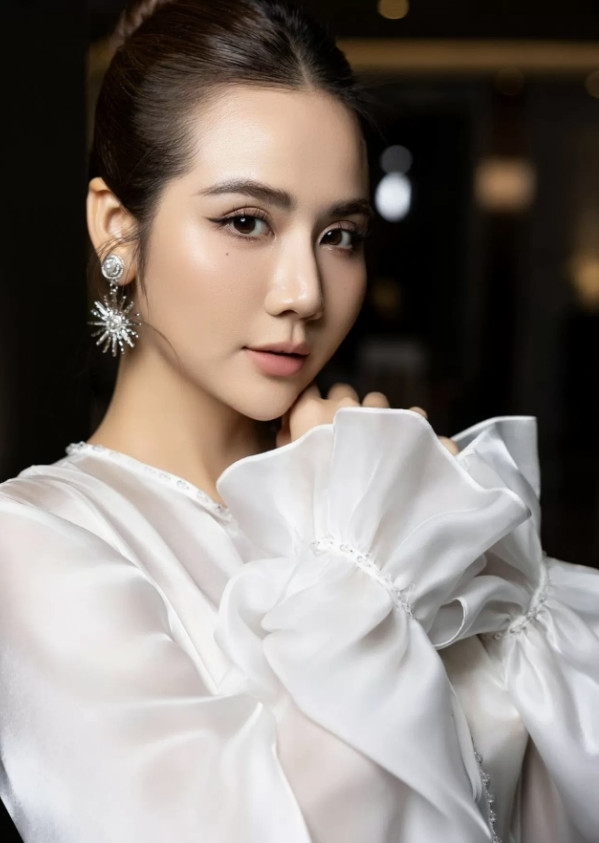 Sao Việt: Phan Minh Huyền đăng ảnh dịu dàng, Á hậu Huyền My mặc gợi cảm Sao Việt: Phan Minh Huyền đăng ảnh dịu dàng, Á hậu Huyền My mặc gợi cảm