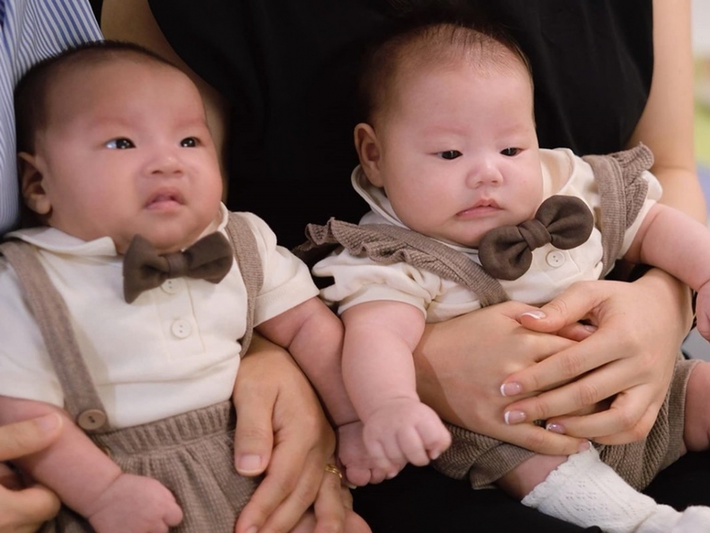 Loạt ảnh mới của cặp song sinh nhà Phương Oanh - Shark Bình