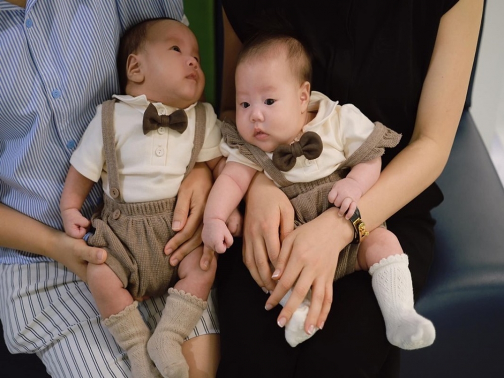 Loạt ảnh mới của cặp song sinh nhà Phương Oanh - Shark Bình