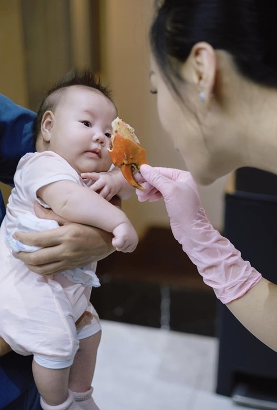 Loạt ảnh mới của cặp song sinh nhà Phương Oanh - Shark Bình