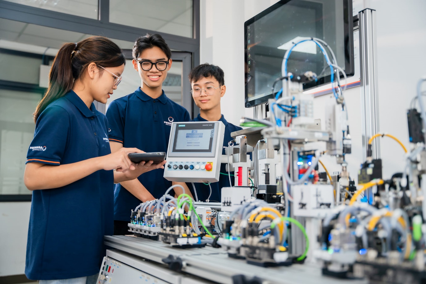 Xu hướng chuyển dịch chuỗi cung ứng toàn cầu: Cơ hội, thách thức và giải pháp cho Việt Nam