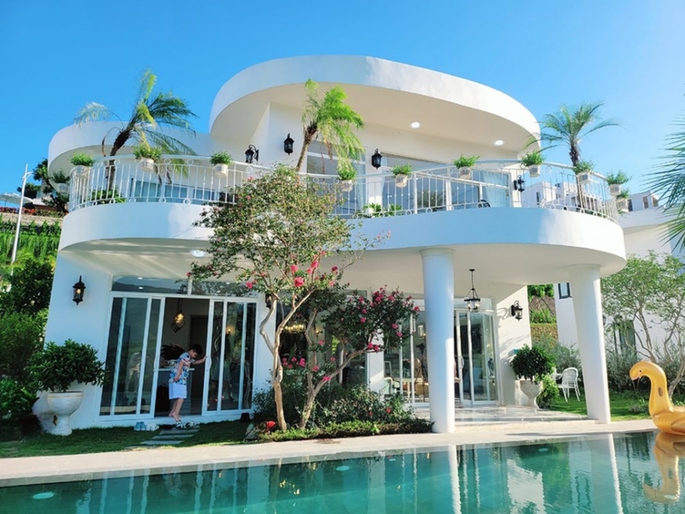 Vợ chồng Mạnh Trường sống sang chảnh trong biệt thự view núi Vợ chồng Mạnh Trường sống sang chảnh trong biệt thự view núi