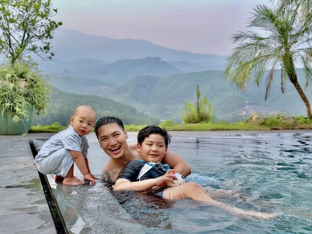 Vợ chồng Mạnh Trường sống sang chảnh trong biệt thự view núi Vợ chồng Mạnh Trường sống sang chảnh trong biệt thự view núi