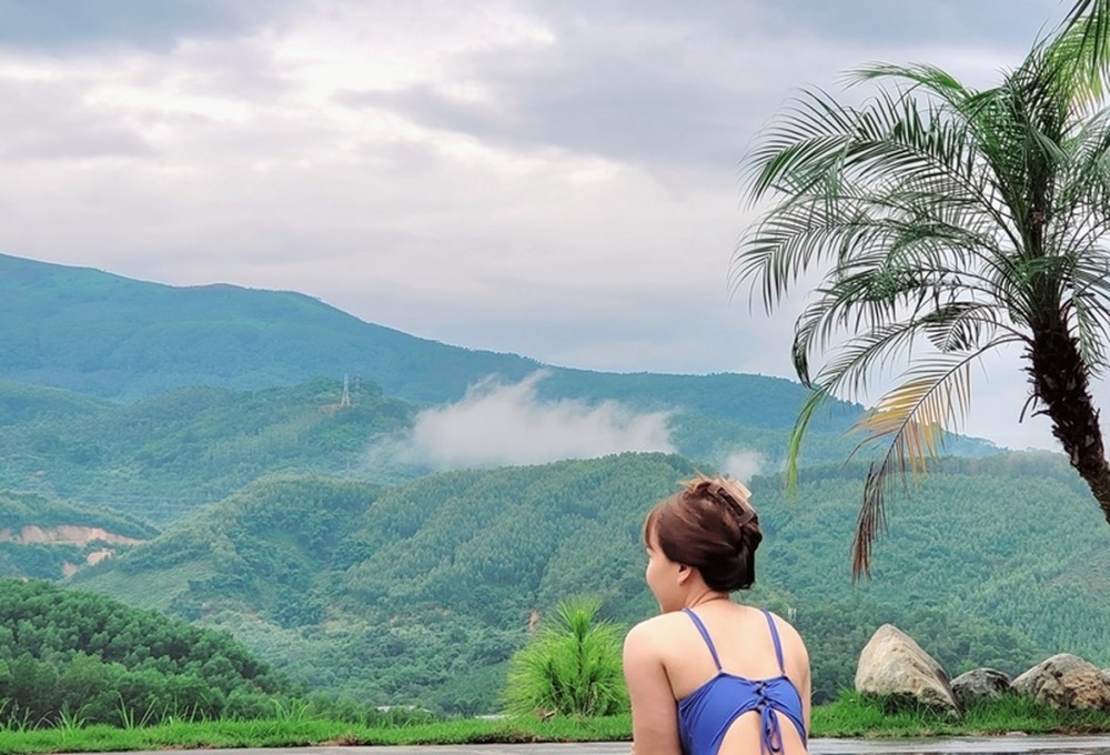 Vợ chồng Mạnh Trường sống sang chảnh trong biệt thự view núi Vợ chồng Mạnh Trường sống sang chảnh trong biệt thự view núi