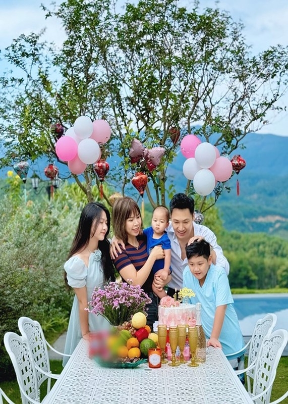 Vợ chồng Mạnh Trường sống sang chảnh trong biệt thự view núi Vợ chồng Mạnh Trường sống sang chảnh trong biệt thự view núi