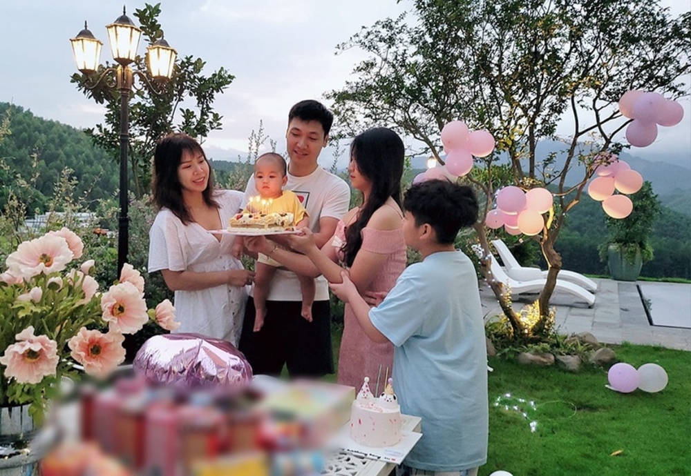 Vợ chồng Mạnh Trường sống sang chảnh trong biệt thự view núi Vợ chồng Mạnh Trường sống sang chảnh trong biệt thự view núi