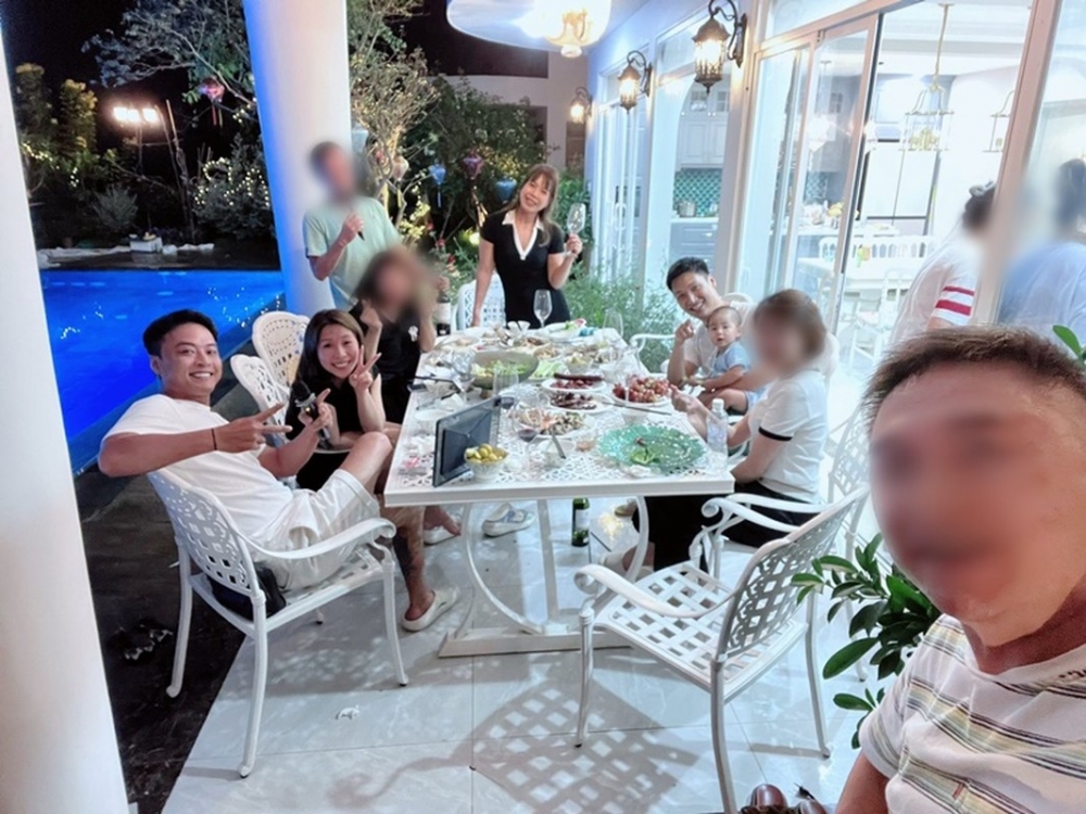 Vợ chồng Mạnh Trường sống sang chảnh trong biệt thự view núi Vợ chồng Mạnh Trường sống sang chảnh trong biệt thự view núi