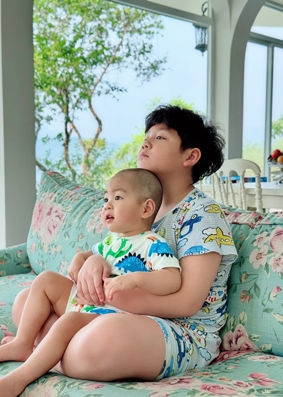 Vợ chồng Mạnh Trường sống sang chảnh trong biệt thự view núi Vợ chồng Mạnh Trường sống sang chảnh trong biệt thự view núi