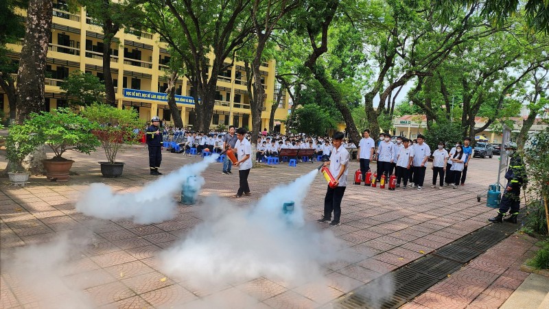 Hà Nội: Công an quận Bắc Từ Liêm tuyên truyền, phổ biến PCCC&CNCH tại Trường THPT Nguyễn Thị Minh Khai Hà Nội: Công an quận Bắc Từ Liêm tuyên truyền, phổ biến PCCC&CNCH tại Trường THPT Nguyễn Thị Minh Khai