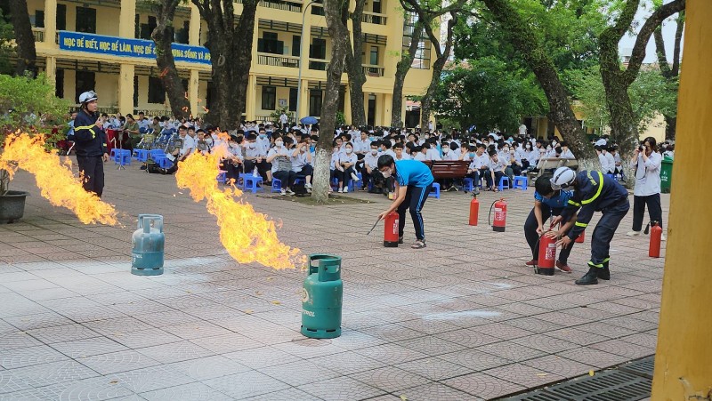 Hà Nội: Công an quận Bắc Từ Liêm tuyên truyền, phổ biến PCCC&CNCH tại Trường THPT Nguyễn Thị Minh Khai Hà Nội: Công an quận Bắc Từ Liêm tuyên truyền, phổ biến PCCC&CNCH tại Trường THPT Nguyễn Thị Minh Khai