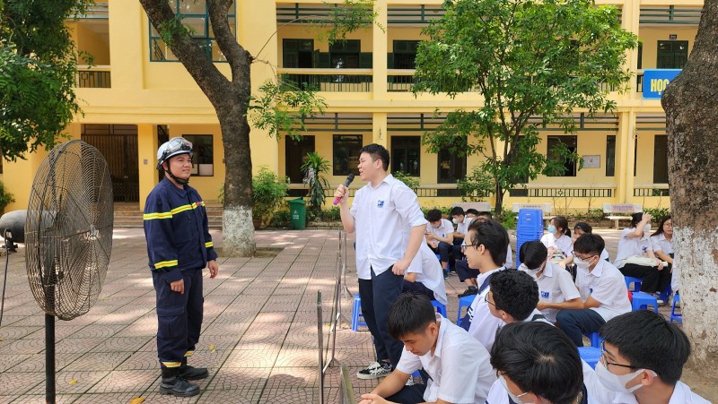 Hà Nội: Công an quận Bắc Từ Liêm tuyên truyền, phổ biến PCCC&CNCH tại Trường THPT Nguyễn Thị Minh Khai Hà Nội: Công an quận Bắc Từ Liêm tuyên truyền, phổ biến PCCC&CNCH tại Trường THPT Nguyễn Thị Minh Khai