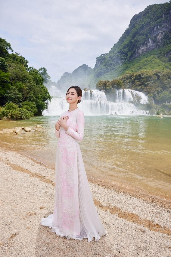 Bộ ảnh đẹp như mơ của Hoa hậu Lương Thùy Linh tại thác Bản Giốc Bộ ảnh đẹp như mơ của Hoa hậu Lương Thùy Linh tại thác Bản Giốc