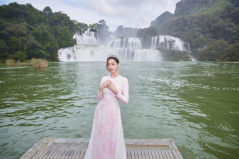 Bộ ảnh đẹp như mơ của Hoa hậu Lương Thùy Linh tại thác Bản Giốc Bộ ảnh đẹp như mơ của Hoa hậu Lương Thùy Linh tại thác Bản Giốc