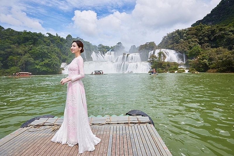 Bộ ảnh đẹp như mơ của Hoa hậu Lương Thùy Linh tại thác Bản Giốc Bộ ảnh đẹp như mơ của Hoa hậu Lương Thùy Linh tại thác Bản Giốc