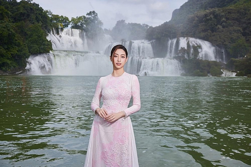 Bộ ảnh đẹp như mơ của Hoa hậu Lương Thùy Linh tại thác Bản Giốc Bộ ảnh đẹp như mơ của Hoa hậu Lương Thùy Linh tại thác Bản Giốc