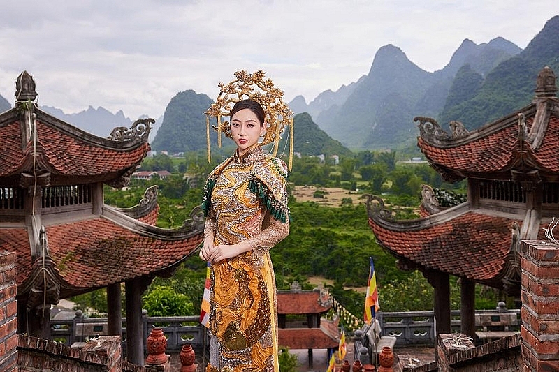 Bộ ảnh đẹp như mơ của Hoa hậu Lương Thùy Linh tại thác Bản Giốc Bộ ảnh đẹp như mơ của Hoa hậu Lương Thùy Linh tại thác Bản Giốc