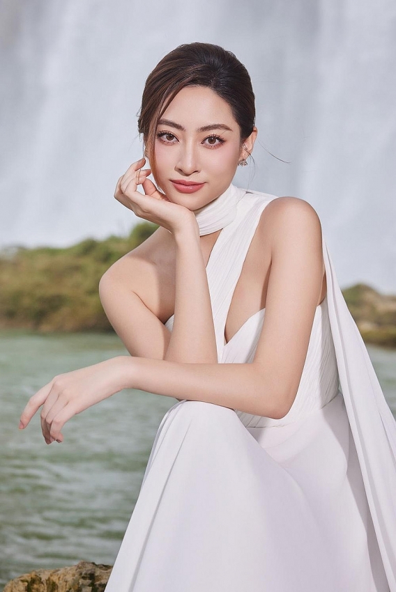 Bộ ảnh đẹp như mơ của Hoa hậu Lương Thùy Linh tại thác Bản Giốc Bộ ảnh đẹp như mơ của Hoa hậu Lương Thùy Linh tại thác Bản Giốc