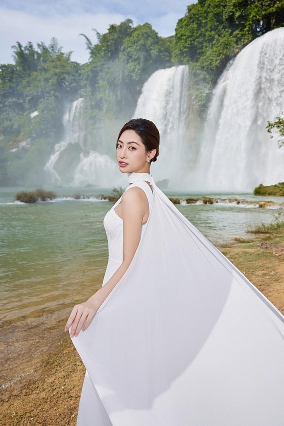 Bộ ảnh đẹp như mơ của Hoa hậu Lương Thùy Linh tại thác Bản Giốc Bộ ảnh đẹp như mơ của Hoa hậu Lương Thùy Linh tại thác Bản Giốc