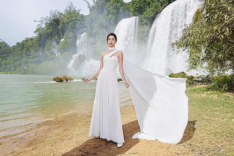 Bộ ảnh đẹp như mơ của Hoa hậu Lương Thùy Linh tại thác Bản Giốc Bộ ảnh đẹp như mơ của Hoa hậu Lương Thùy Linh tại thác Bản Giốc