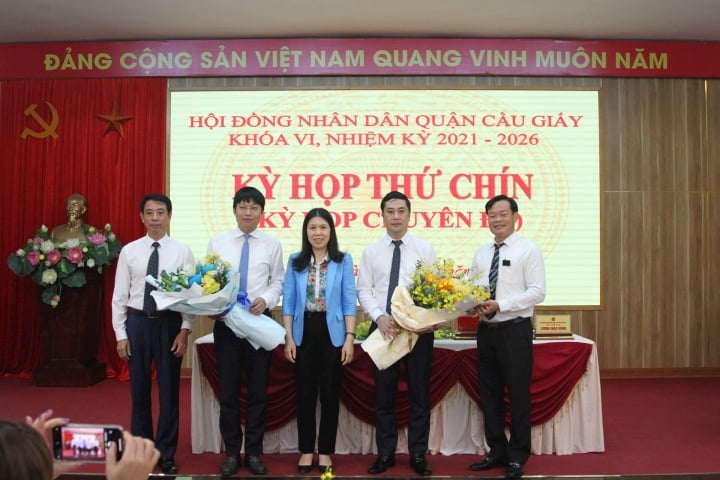 Hà Nội: Ông Trần Việt Hà làm Trưởng ban Dân vận Quận ủy Cầu Giấy Lãnh đạo quận Cầu Giấy tặng hoa, chúc mừng các ông Trần Việt Hà (thứ hai từ trái qua) và ông Ngô Ngọc Phương (thứ hai từ phải qua)