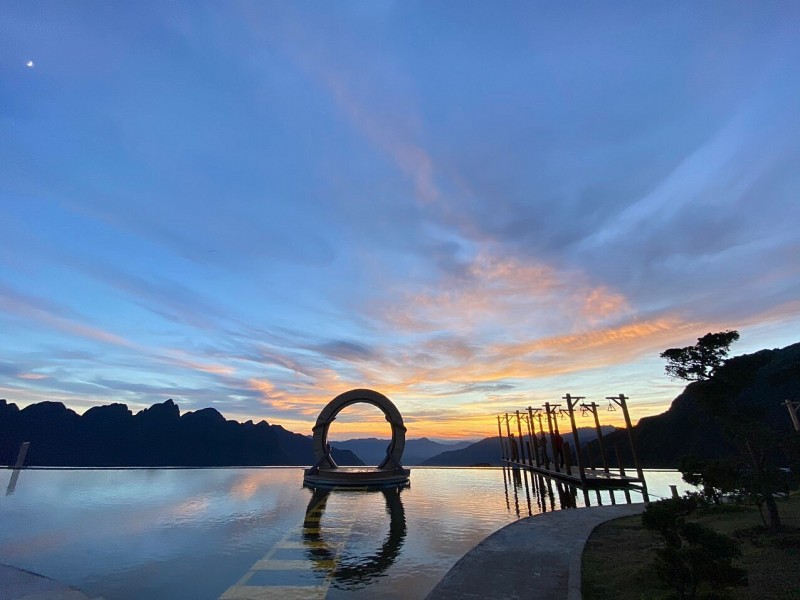 Cầu kính Rồng Mây: Ngỡ ngàng trước bức tranh non nước hữu tình