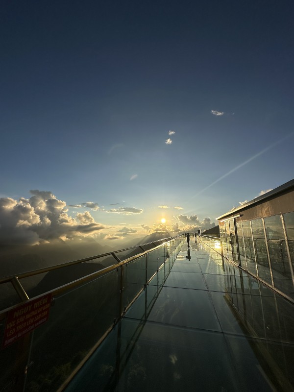 Cầu kính Rồng Mây: Ngỡ ngàng trước bức tranh non nước hữu tình