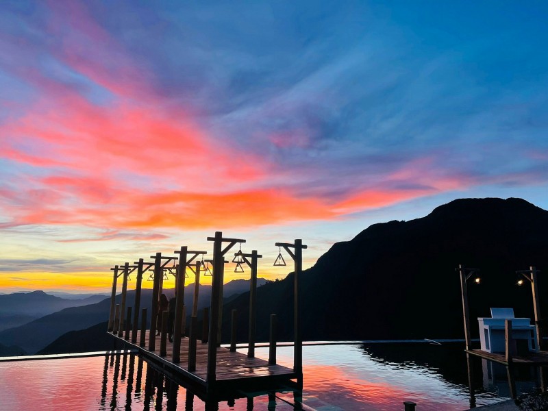 Cầu kính Rồng Mây: Ngỡ ngàng trước bức tranh non nước hữu tình