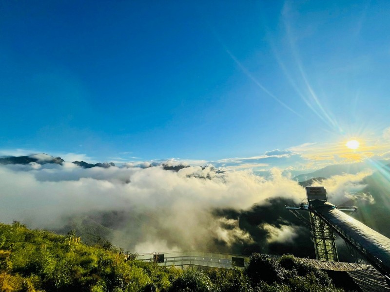 Cầu kính Rồng Mây: Ngỡ ngàng trước bức tranh non nước hữu tình