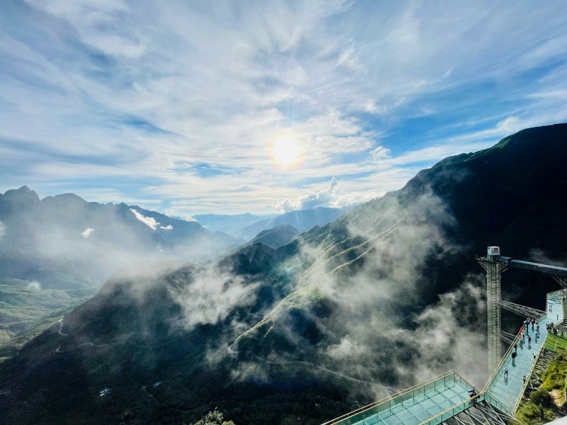 Cầu kính Rồng Mây: Ngỡ ngàng trước bức tranh non nước hữu tình