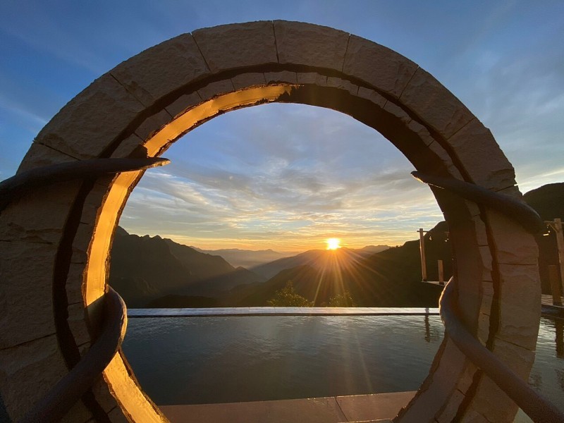 Cầu kính Rồng Mây: Ngỡ ngàng trước bức tranh non nước hữu tình