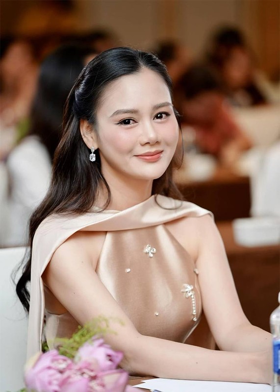 Nhan sắc diễn viên Huyền Sâm “Hoa sữa về trong gió“