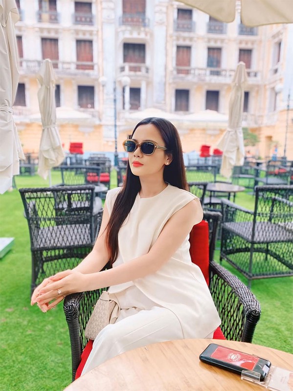 Nhan sắc diễn viên Huyền Sâm “Hoa sữa về trong gió“