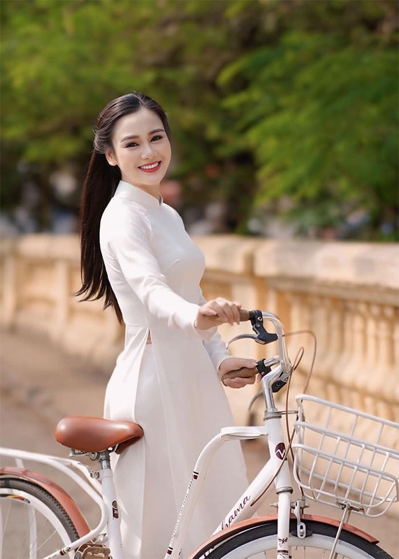 Nhan sắc diễn viên Huyền Sâm “Hoa sữa về trong gió“