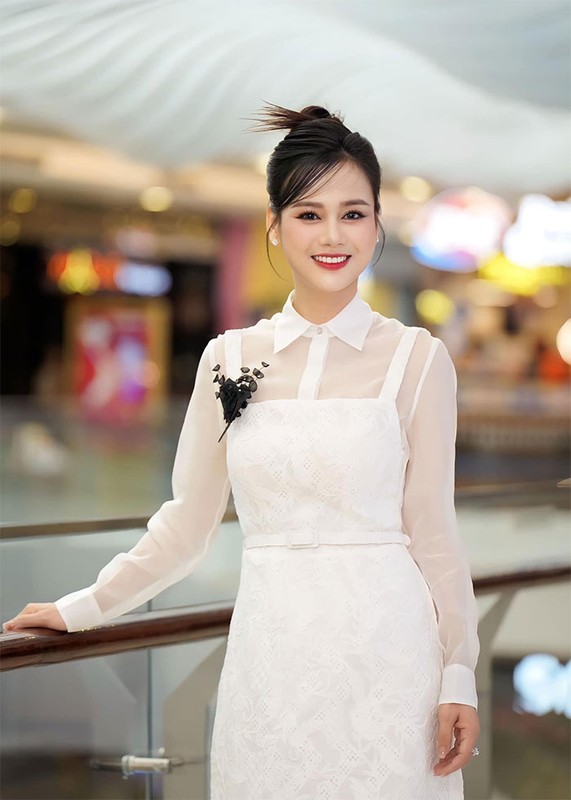 Nhan sắc diễn viên Huyền Sâm “Hoa sữa về trong gió“