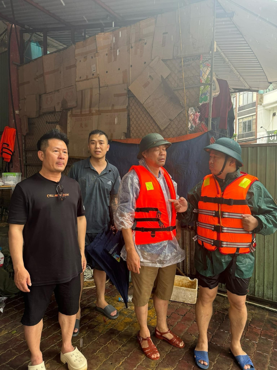 Nhiều sao Việt vào 'rốn lũ' hỗ trợ người dân gặp khó khăn Nhiều sao Việt vào 'rốn lũ' hỗ trợ người dân gặp khó khăn