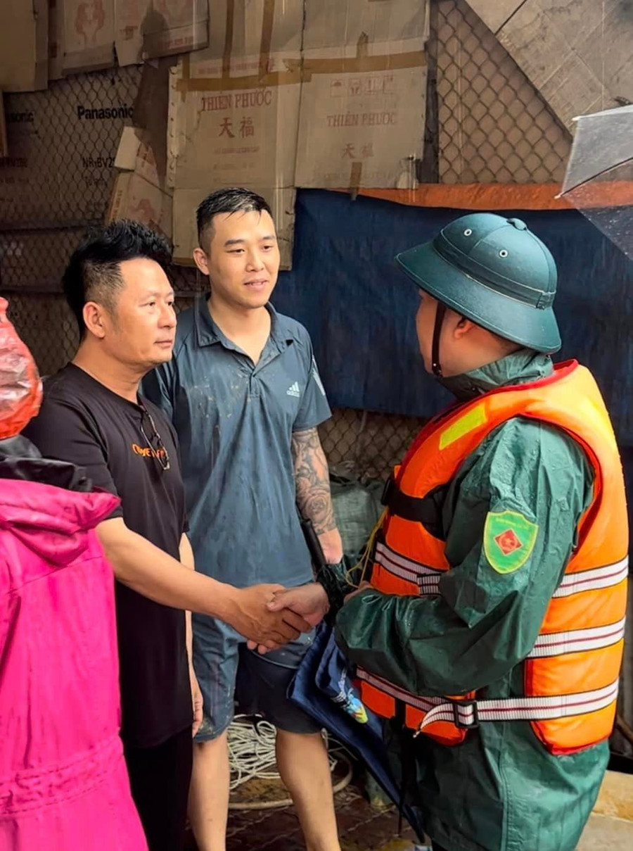 Nhiều sao Việt vào 'rốn lũ' hỗ trợ người dân gặp khó khăn Nhiều sao Việt vào 'rốn lũ' hỗ trợ người dân gặp khó khăn