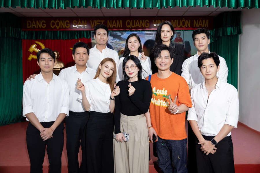 Nhiều sao Việt vào 'rốn lũ' hỗ trợ người dân gặp khó khăn Nhiều sao Việt vào 'rốn lũ' hỗ trợ người dân gặp khó khăn