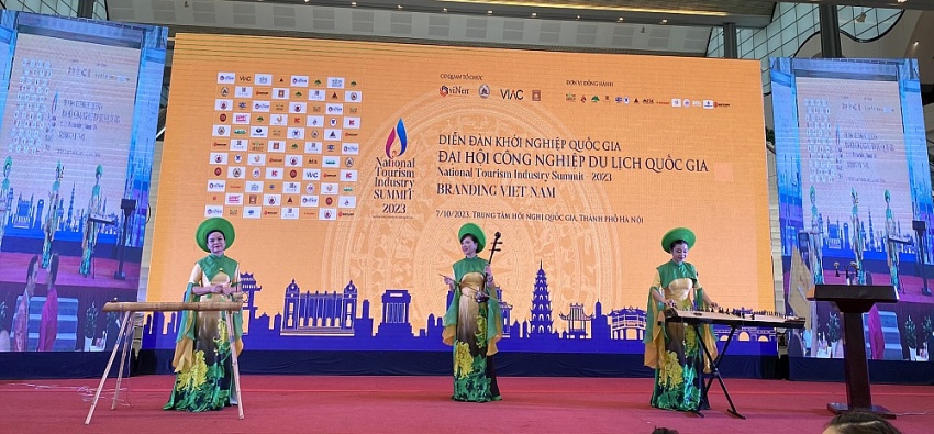 Du lịch không chỉ là ngành dịch vụ, còn là ngành công nghiệp, kinh tế tổng hợp có đóng góp đặc biệt Du lịch không chỉ là ngành dịch vụ, còn là ngành công nghiệp, kinh tế tổng hợp có đóng góp đặc biệt