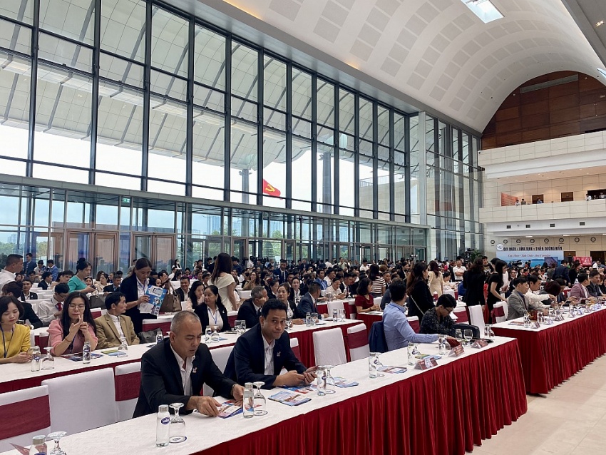 Du lịch không chỉ là ngành dịch vụ, còn là ngành công nghiệp, kinh tế tổng hợp có đóng góp đặc biệt Du lịch không chỉ là ngành dịch vụ, còn là ngành công nghiệp, kinh tế tổng hợp có đóng góp đặc biệt