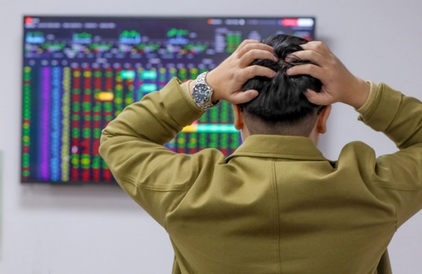 Áp lực bán dồn lên cổ phiếu vừa và nhỏ, hơn 50 mã trên HoSE giảm hơn 10% sau 1 tuần