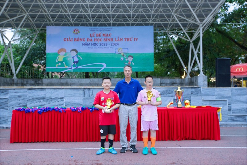 Hàng trăm học sinh Tiểu học Dịch Vọng A (Hà Nội)  tranh tài tại “Giải bóng đá học sinh lần thứ IV năm học 2023-2024&amp;quot;