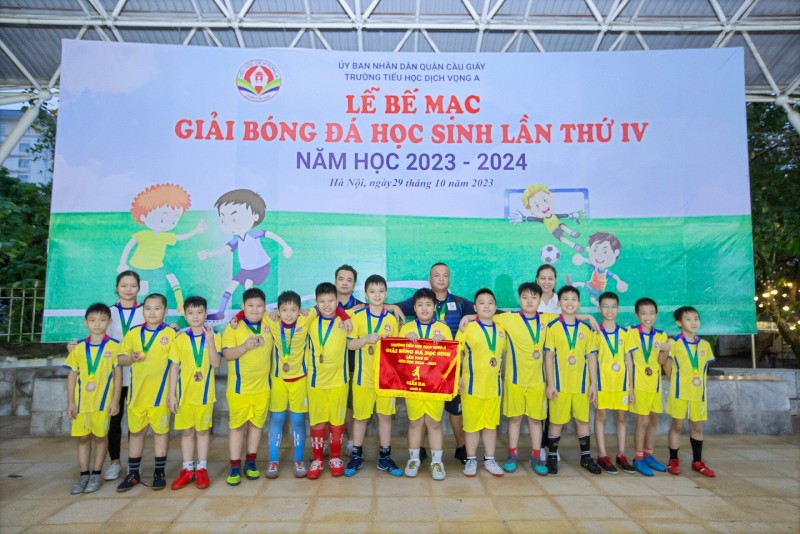 Hàng trăm học sinh Tiểu học Dịch Vọng A (Hà Nội)  tranh tài tại “Giải bóng đá học sinh lần thứ IV năm học 2023-2024&amp;quot;