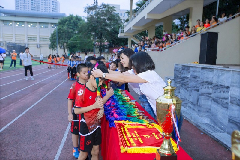 Hàng trăm học sinh Tiểu học Dịch Vọng A (Hà Nội)  tranh tài tại “Giải bóng đá học sinh lần thứ IV năm học 2023-2024&amp;quot;